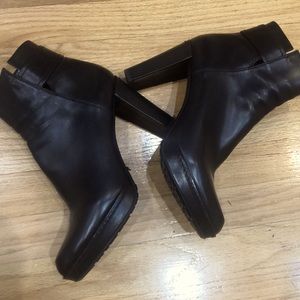 Complete the look! Stuart Weitzman black calf leather 4” heeled boot.